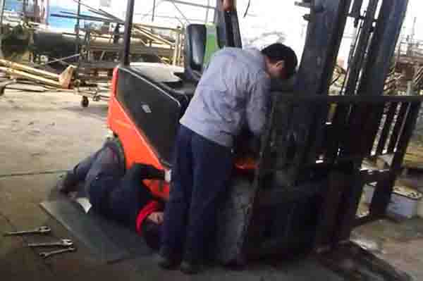 4、为某民营企业进行现场维修服务