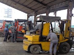 驻某国企叉车维修现场